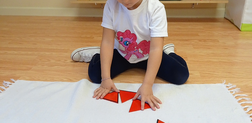 e63aae_6b3b0cf96ec144429636a30beb31117f students practicing collaboration in Montessori peace education projects